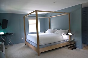 Shelter Harbor Inn