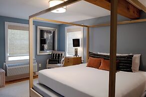 Shelter Harbor Inn