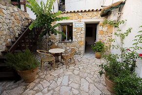 Bastas Hotel & Studios