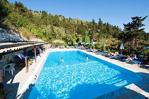 Bastas Hotel & Studios