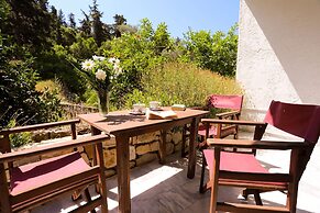 Bastas Hotel & Studios