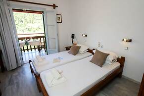 Bastas Hotel & Studios