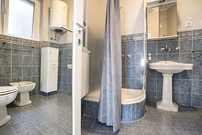 Central New Apartment