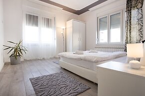 Central New Apartment