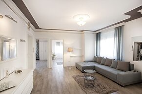 Central New Apartment