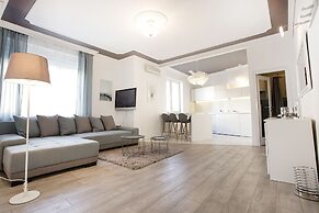 Central New Apartment