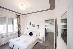 Central New Apartment