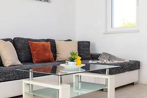 Spacious Beachfront Apartments Tanita