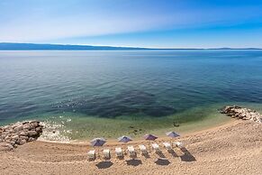 Spacious Beachfront Apartments Tanita