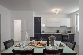 Spacious Beachfront Apartments Tanita
