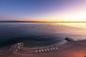 Spacious Beachfront Apartments Tanita