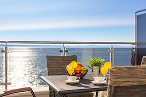 Spacious Beachfront Apartments Tanita