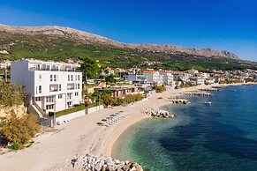 Spacious Beachfront Apartments Tanita
