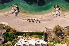 Spacious Beachfront Apartments Tanita