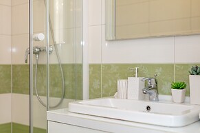 Spacious Beachfront Apartments Tanita