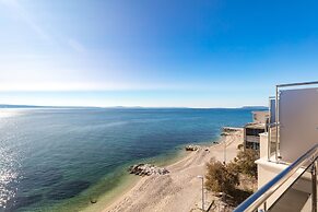 Spacious Beachfront Apartments Tanita
