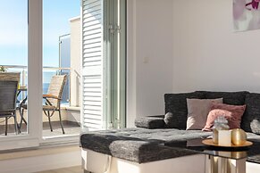Spacious Beachfront Apartments Tanita