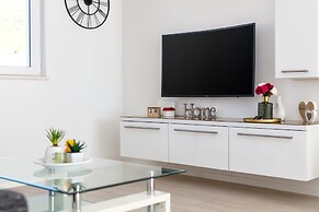 Spacious Beachfront Apartments Tanita