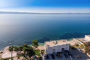 Spacious Beachfront Apartments Tanita