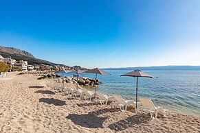 Spacious Beachfront Apartments Tanita