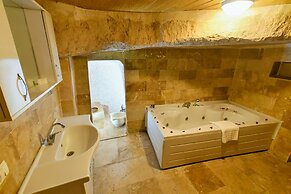Larissa Cave Hotel