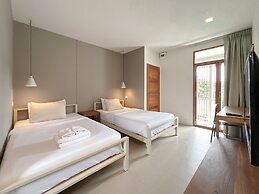 SUNKISS pool.bed.cafe