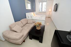 Maxela Rooms & Suites