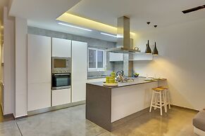 Luxury 3BR Apartment With Marina Views