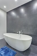 Luxury 3BR Apartment With Marina Views