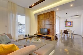 Luxury 3BR Apartment With Marina Views