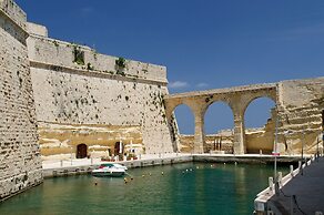 Charming Seafront House In Kalkara