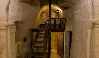 Patisca Cave House