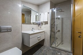 Obelisk Hotel & Suites
