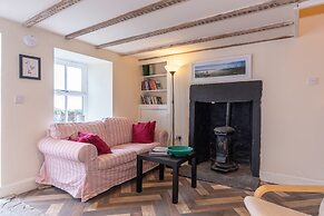 Cellardyke 3-bed Cottage, Sleeps 6 by Seafront