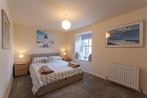 Cellardyke 3-bed Cottage, Sleeps 6 by Seafront
