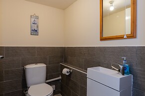Cellardyke 3-bed Cottage, Sleeps 6 by Seafront