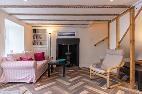 Cellardyke 3-bed Cottage, Sleeps 6 by Seafront