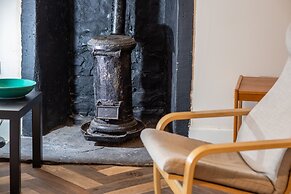 Cellardyke 3-bed Cottage, Sleeps 6 by Seafront