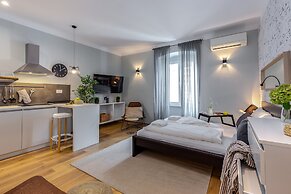 Deluxe Adria Square Studios