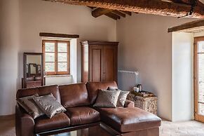 Umbrian Villa Retreat in Pietralunga With a Pool