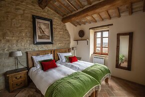 Umbrian Villa Retreat in Pietralunga With a Pool
