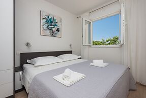 Apartments Mladen