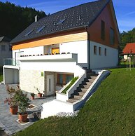 Domovoj Apartments and Rooms