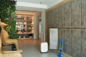 Moxy Patra Marina
