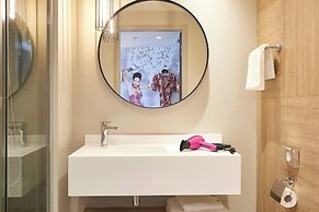 Moxy Patra Marina