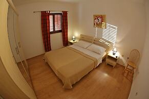 Ina Apartments