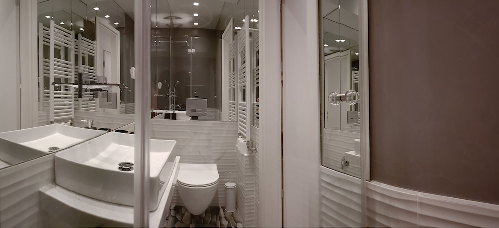 Gusto Luxury Apt Must