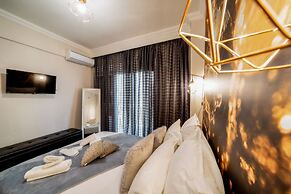 Corona Deluxe Apt Must