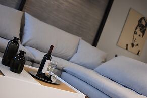 Comely Luxury Apt Must