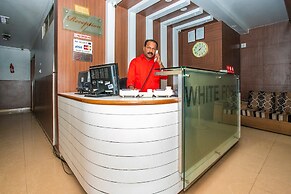 OYO Flagship 18338 White Fort